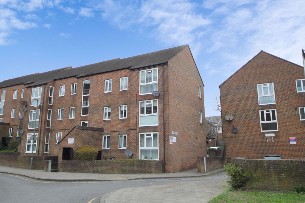 Property photo 1 of 9 Two Bedroom Ground Floor Flat