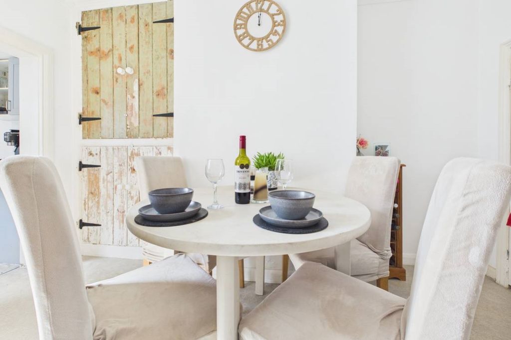Property photo 2 of 20 A Beautiful Light Space For Dinner And Drinks With