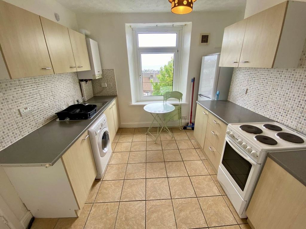 Property photo 1 of 14 Kitchen 2