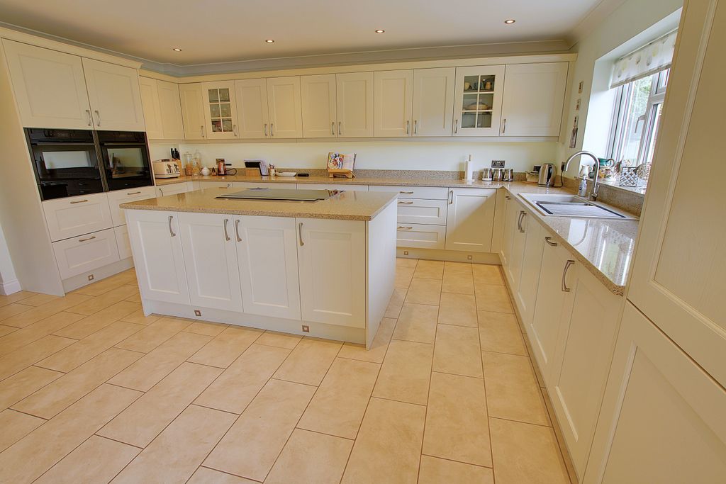 Property photo 2 of 27