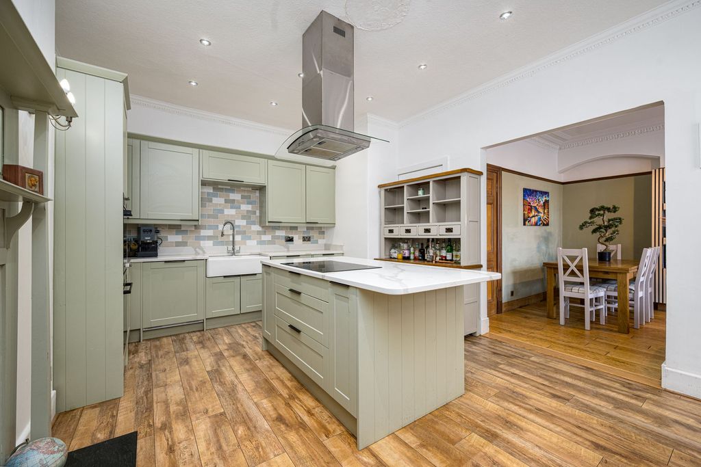 Property photo 3 of 26 Kitchen/Dining