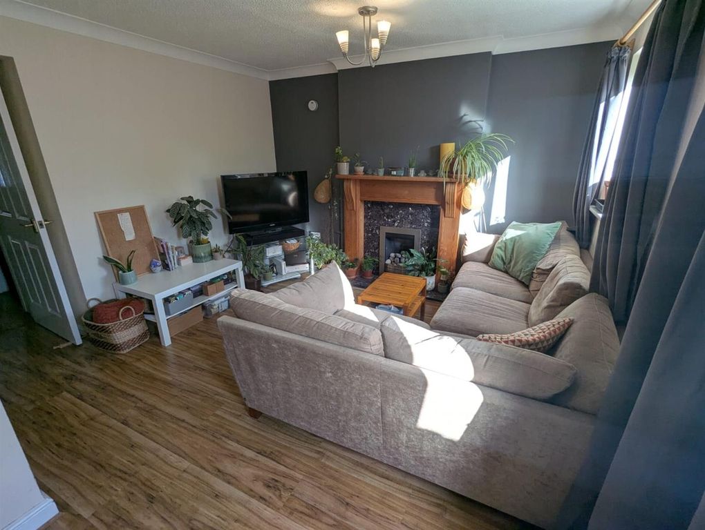 Property photo 3 of 14 Lounge