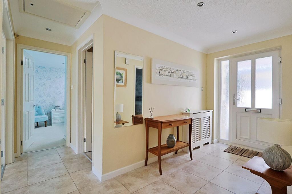 Property photo 2 of 18 Hallway