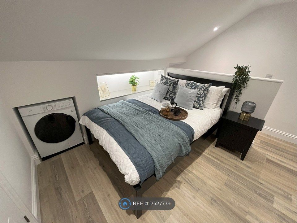 Property photo 3 of 11 Room 5