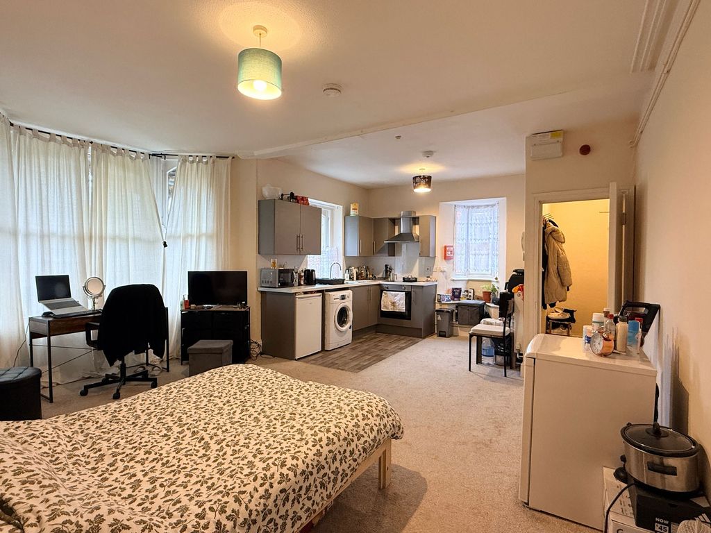 Property photo 2 of 7 Living / Sleeping Area