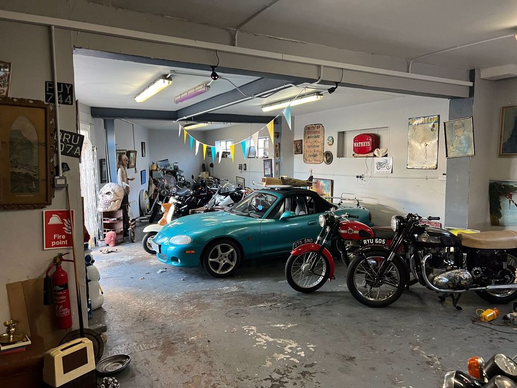 Property photo 2 of 9 Smaller Workshop 1