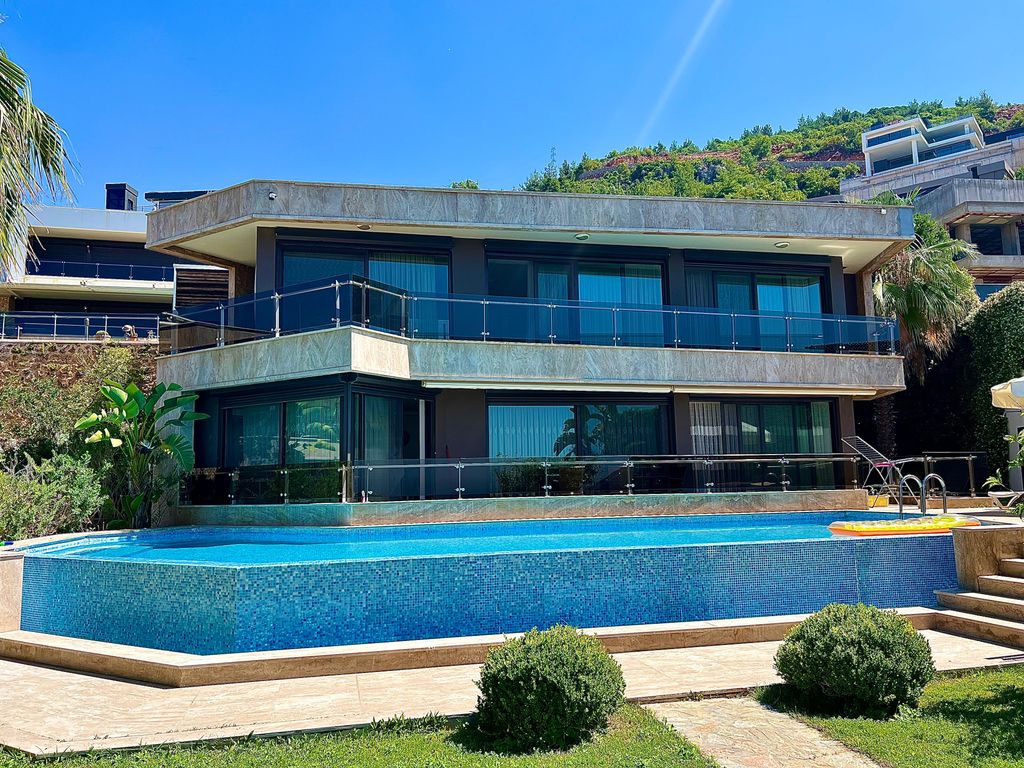 Property photo 3 of 25 Ultra-Luxurious Sea View Alanya Villa For Sale - Mian View Of The Amazing Villa