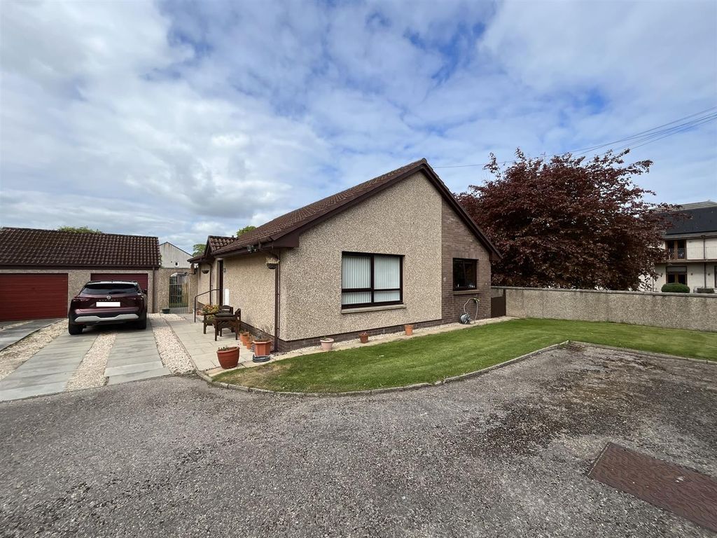 Property photo 1 of 16 3 Hythehill Place, Lossiemouth