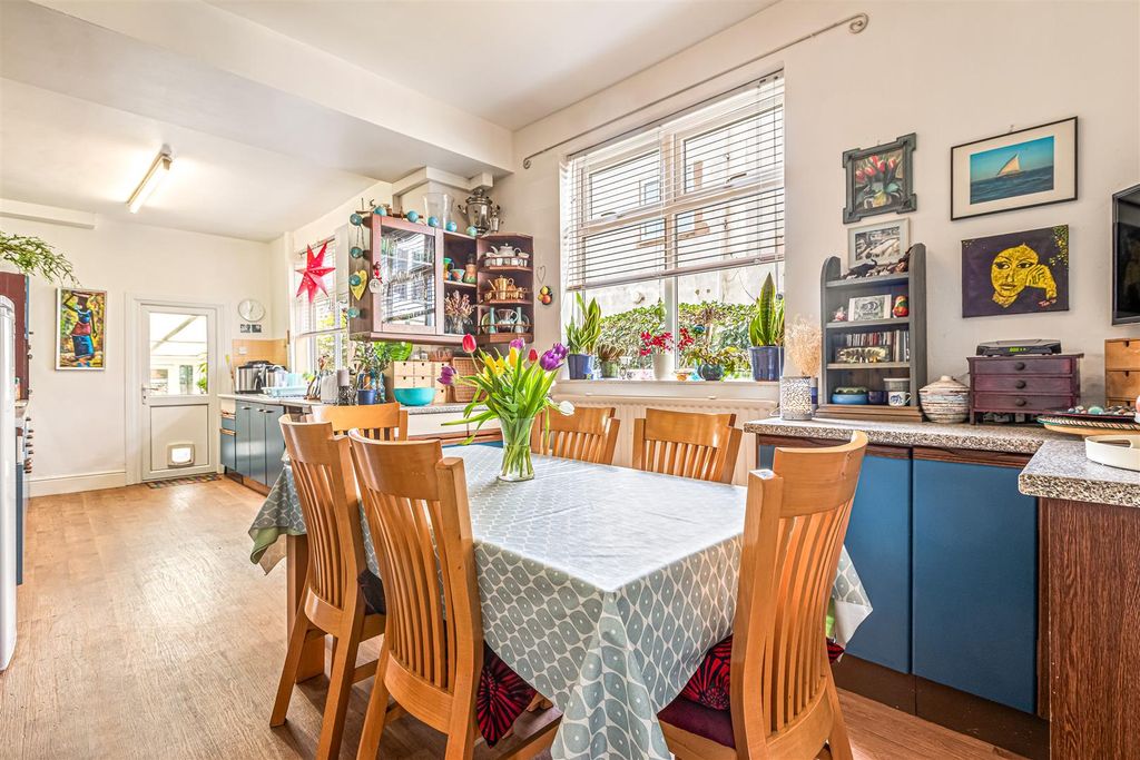 Property photo 3 of 28 Dining / Kitchen