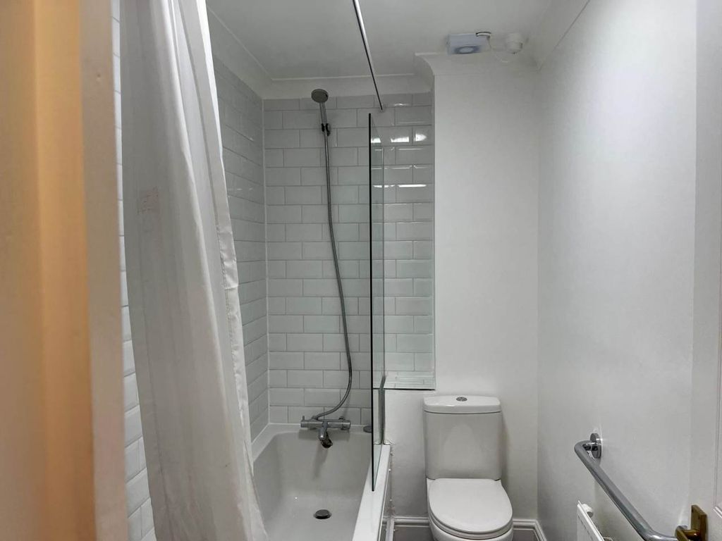 Property photo 3 of 9 Bathroom 4