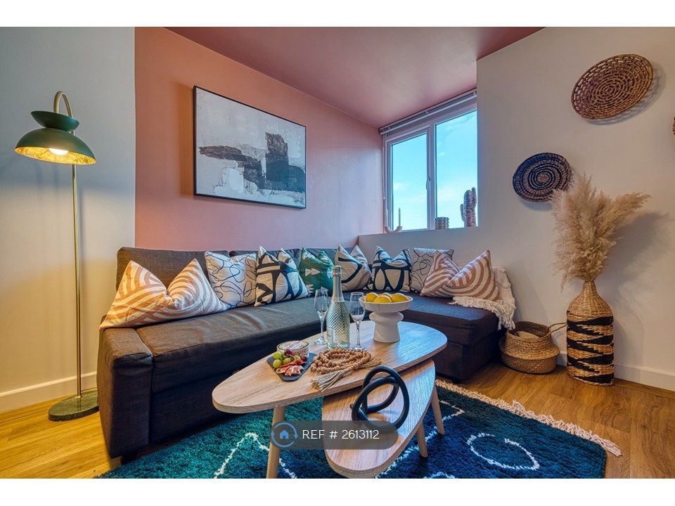 Property photo 3 of 31 Modern Serviced Accommodation With Parking