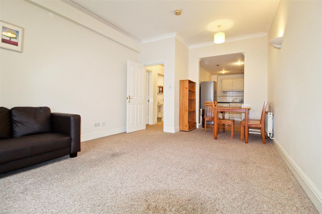 Property photo 1 of 6 1 Bed Furnished Apartment Moments From The City.