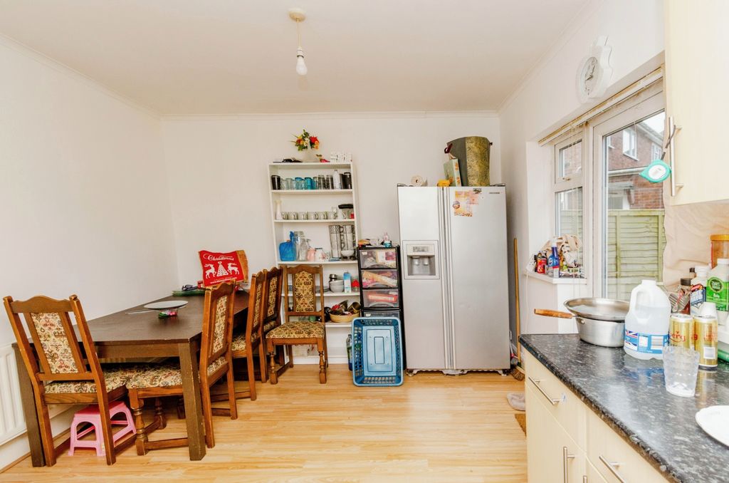 Property photo 2 of 8 Kitchen