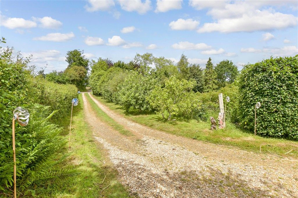 Property photo 2 of 19 Driveway/Parking