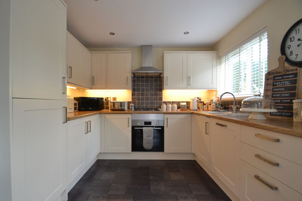 Property photo 3 of 17 Kitchen