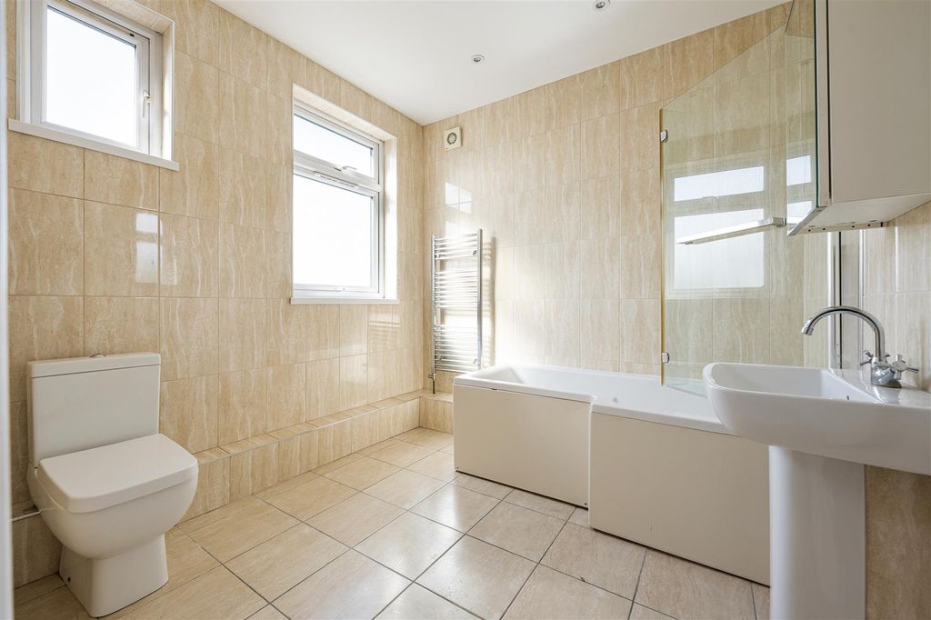 Property photo 3 of 10 Winchester Road, E4