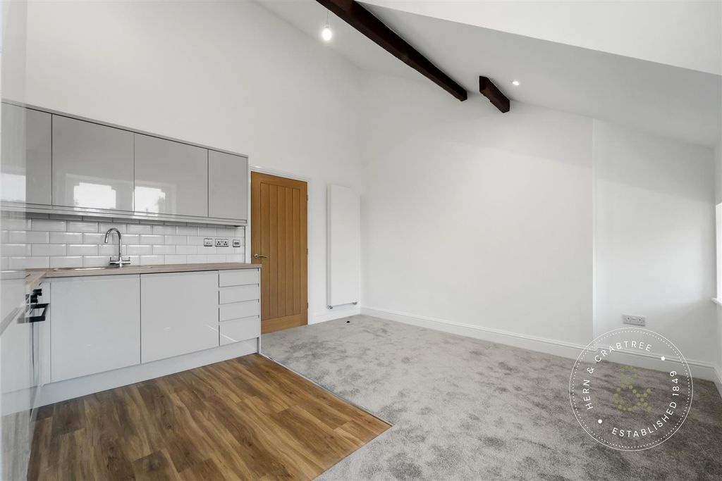 Property photo 3 of 9 207 Cathedral Rd Flat 5-2.Jpg