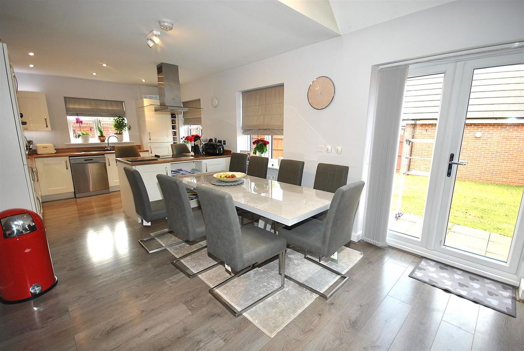 Property photo 3 of 14 Dining Area
