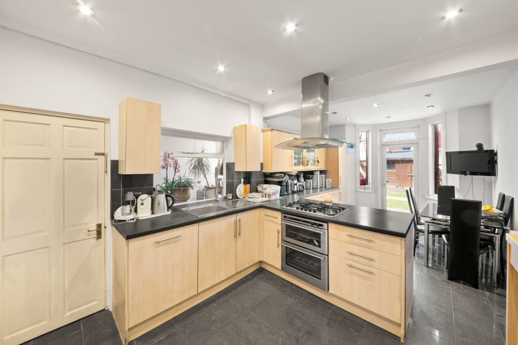 Property photo 2 of 11 Kitchen