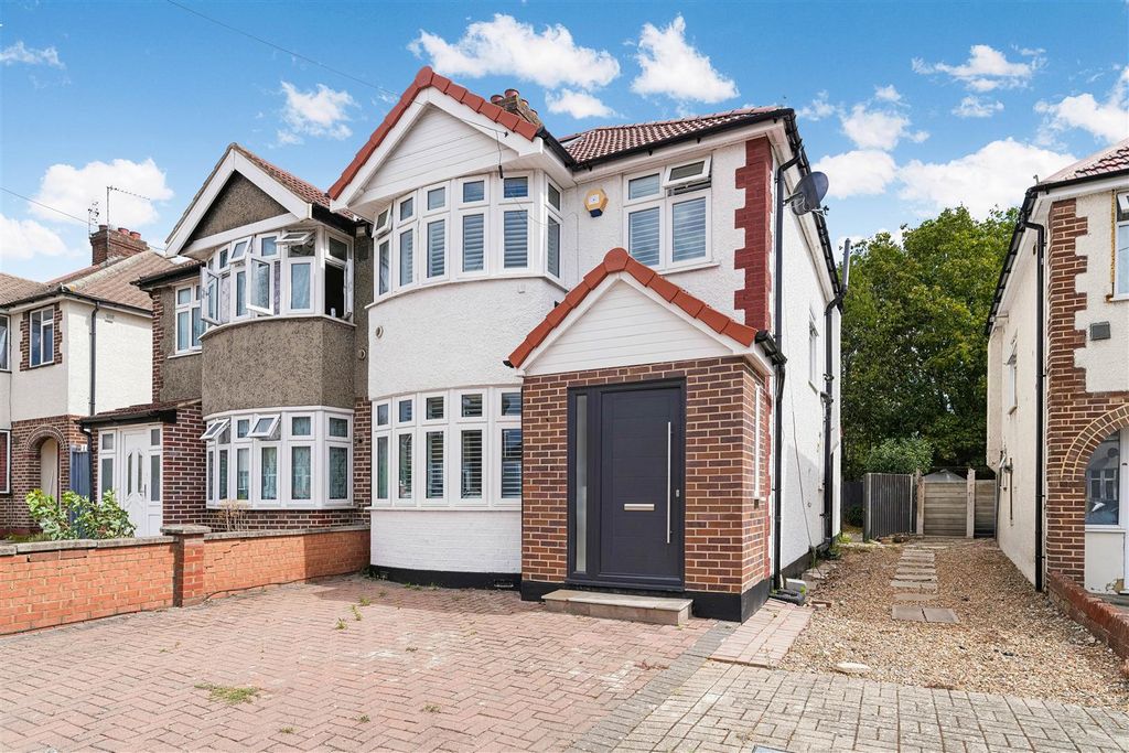 Property photo 1 of 11 Willow Gardens, 44.Jpg
