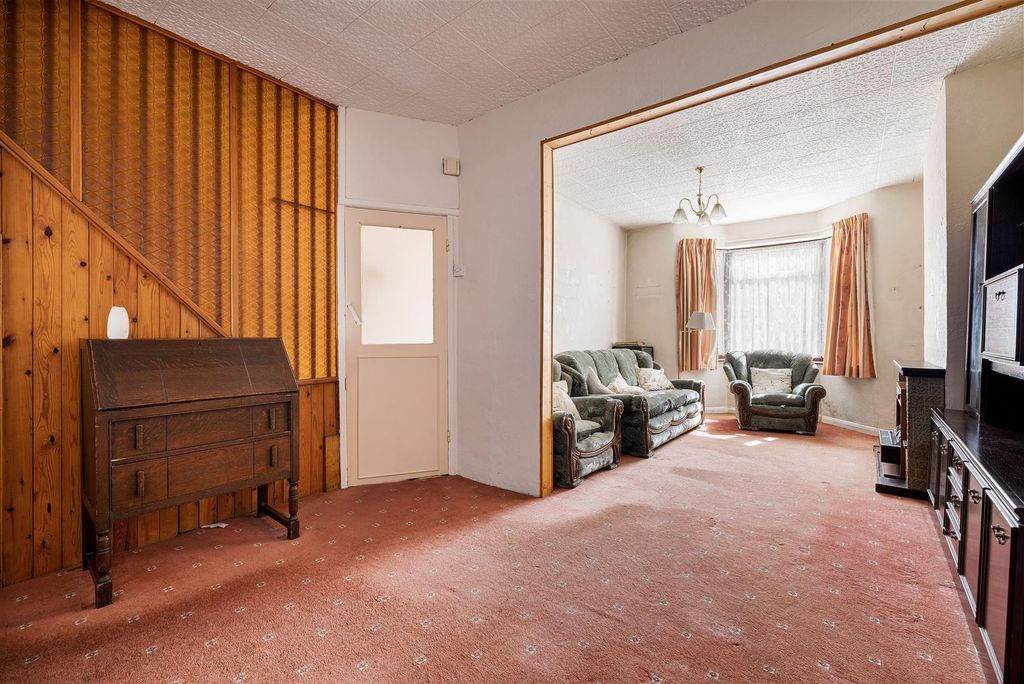 Property photo 2 of 25 St. Johns Road, E17