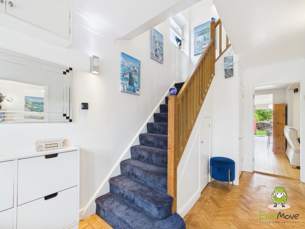 Property photo 2 of 32 Ewemove Estate Agents Basingstoke - Roman Road