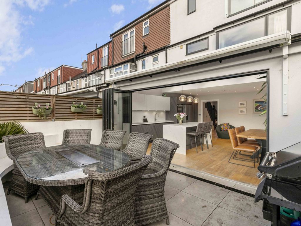 Property photo 2 of 28