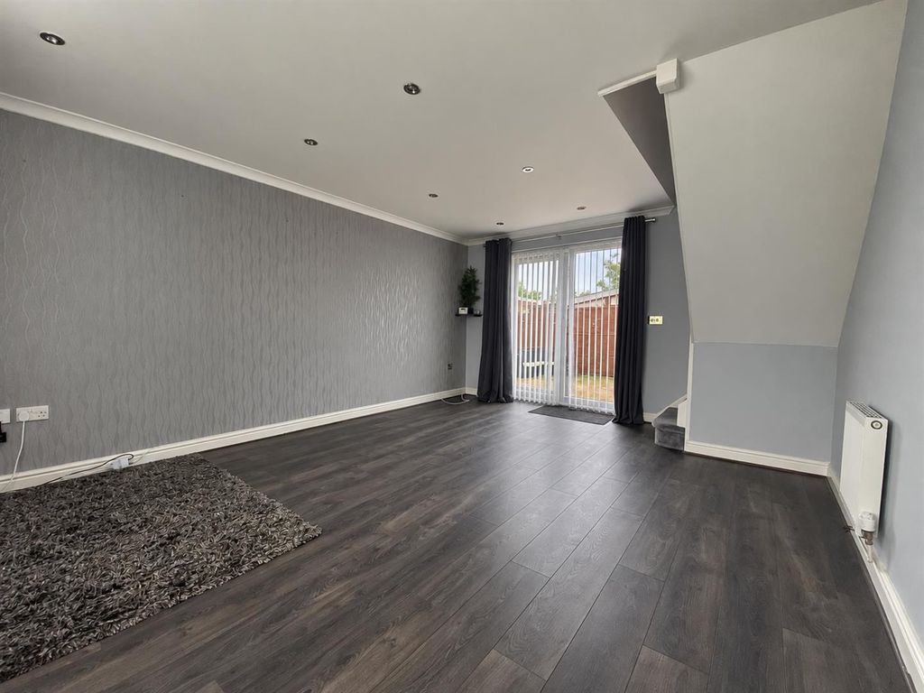Property photo 3 of 14 Lounge