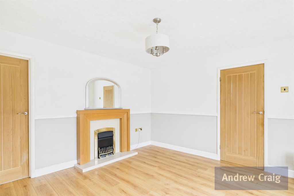 Property photo 3 of 20 Lounge