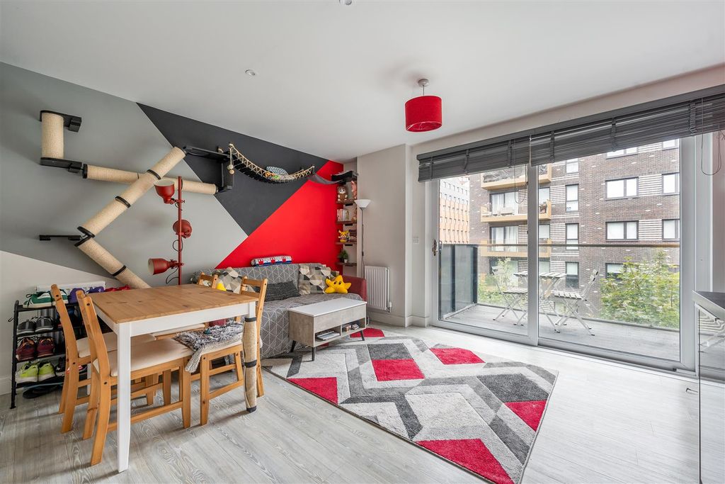 Property photo 2 of 13 Hoffmans Road, E17