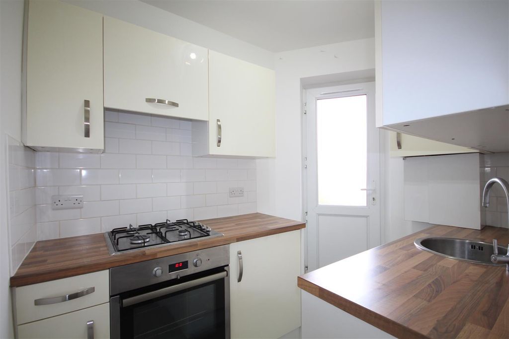 Property photo 3 of 9 Kitchen