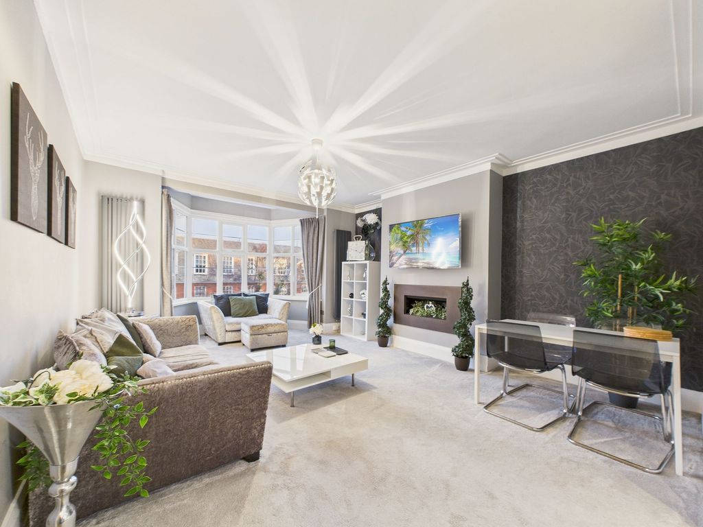 Property photo 1 of 11 Lounge