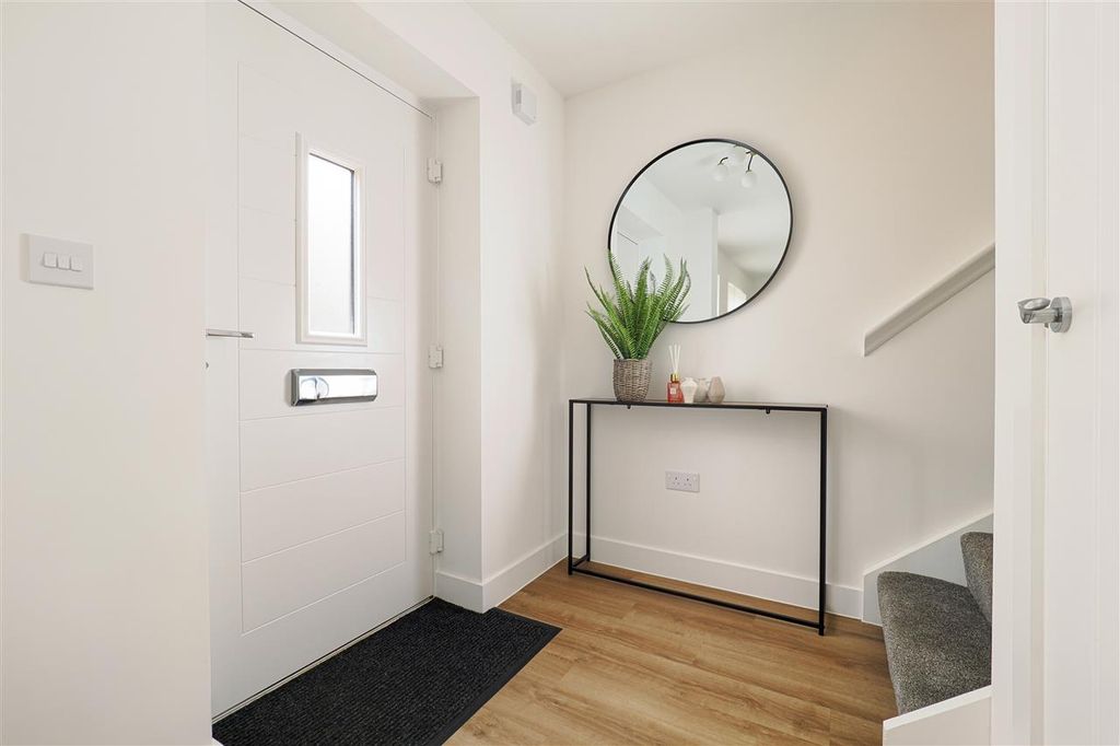 Property photo 2 of 27