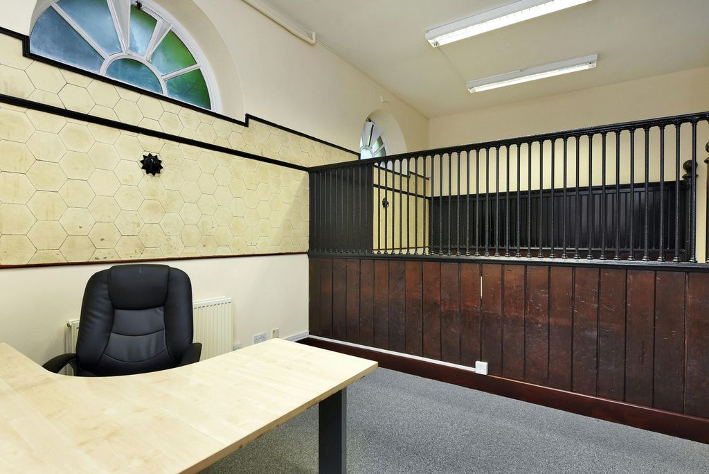 Property photo 3 of 10 Holdenby Estate Ph55.Jpg