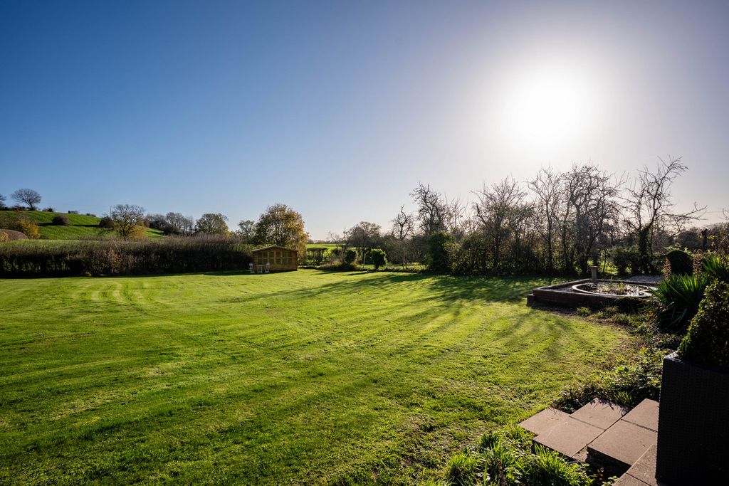 Property photo 2 of 25