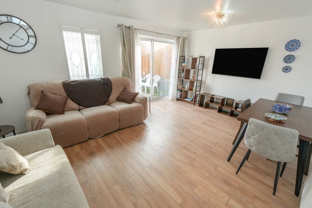 Property photo 2 of 20 Lounge