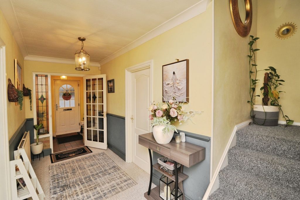 Property photo 2 of 21 Entrance Hall