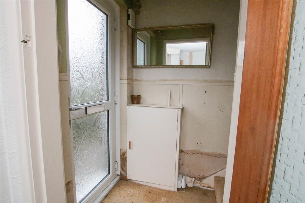 Property photo 3 of 15 Entrance Hall