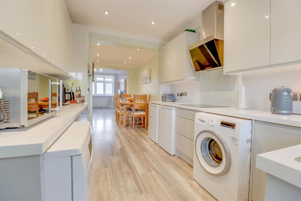 Property photo 3 of 16 20 Fanton Walk Wickford Inside-5.Jpg