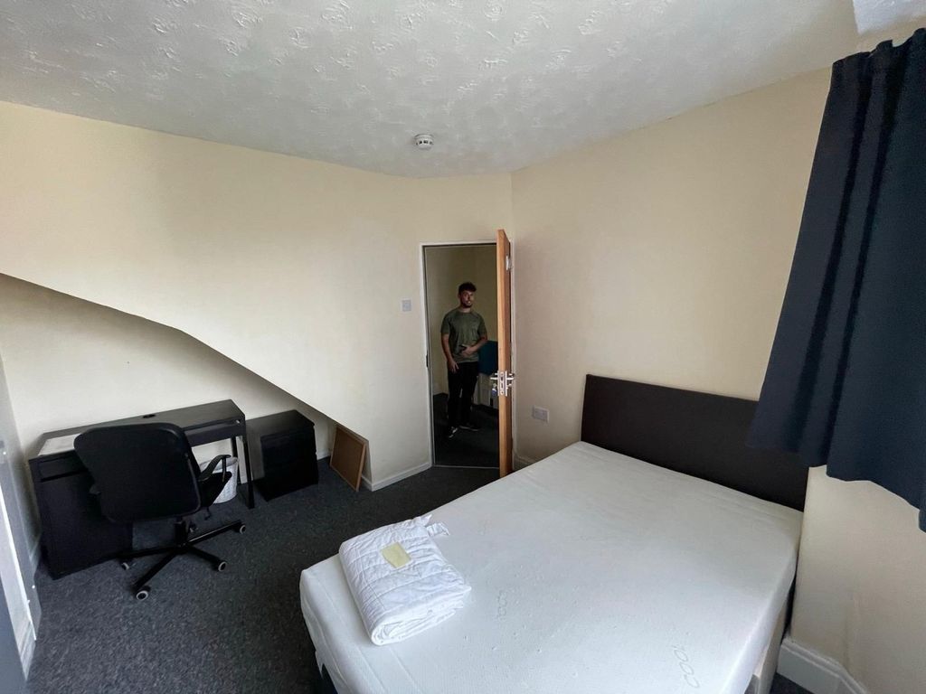 Property photo 2 of 7 Cozy Double Bedroom Featuring A Comfortable Bed, A...