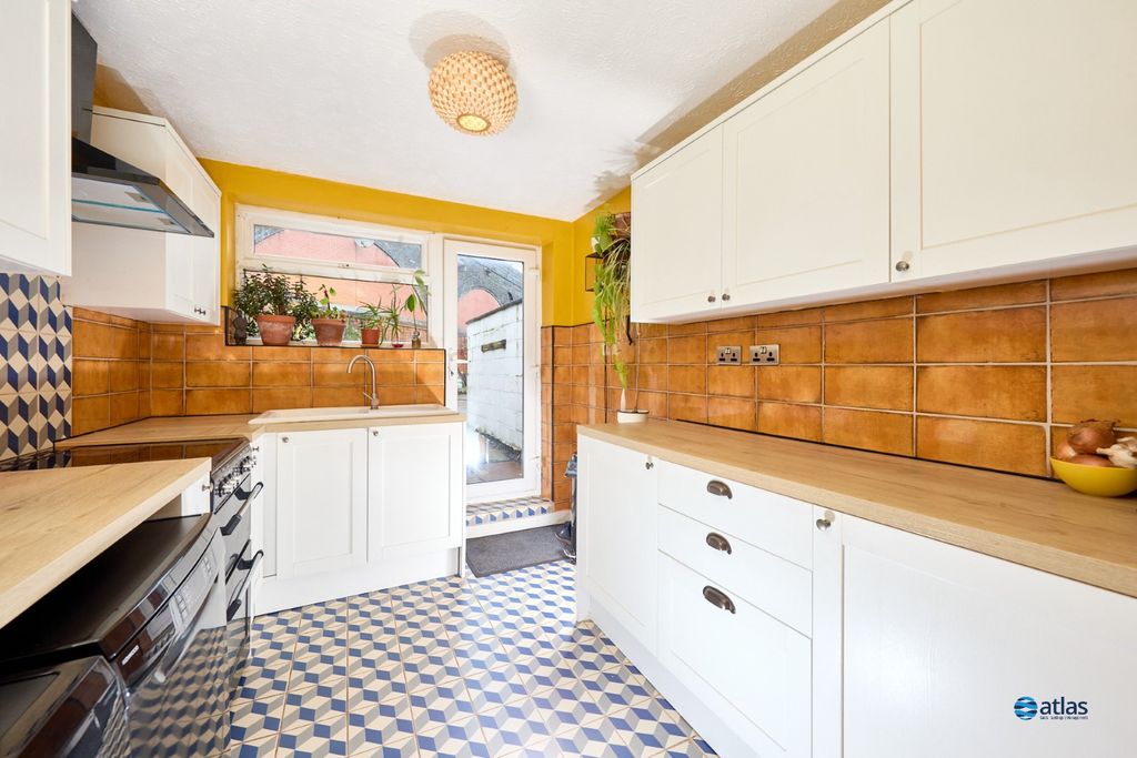 Property photo 1 of 17 Kitchen