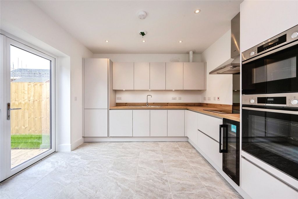 Property photo 2 of 7 Picture No. 11