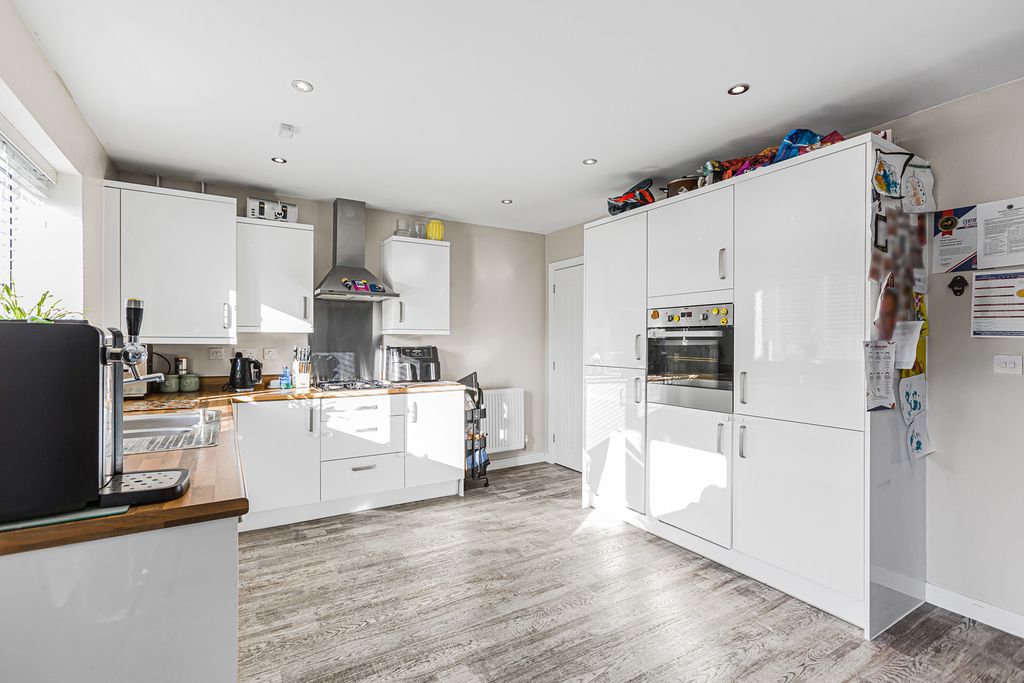 Property photo 2 of 15 Kitchen/Dining Room