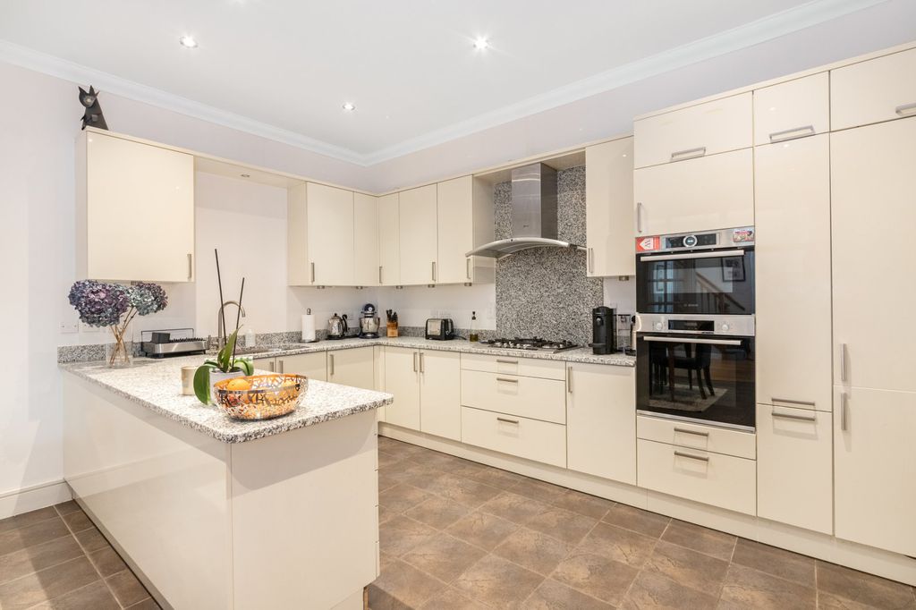 Property photo 2 of 14 Ground Floor