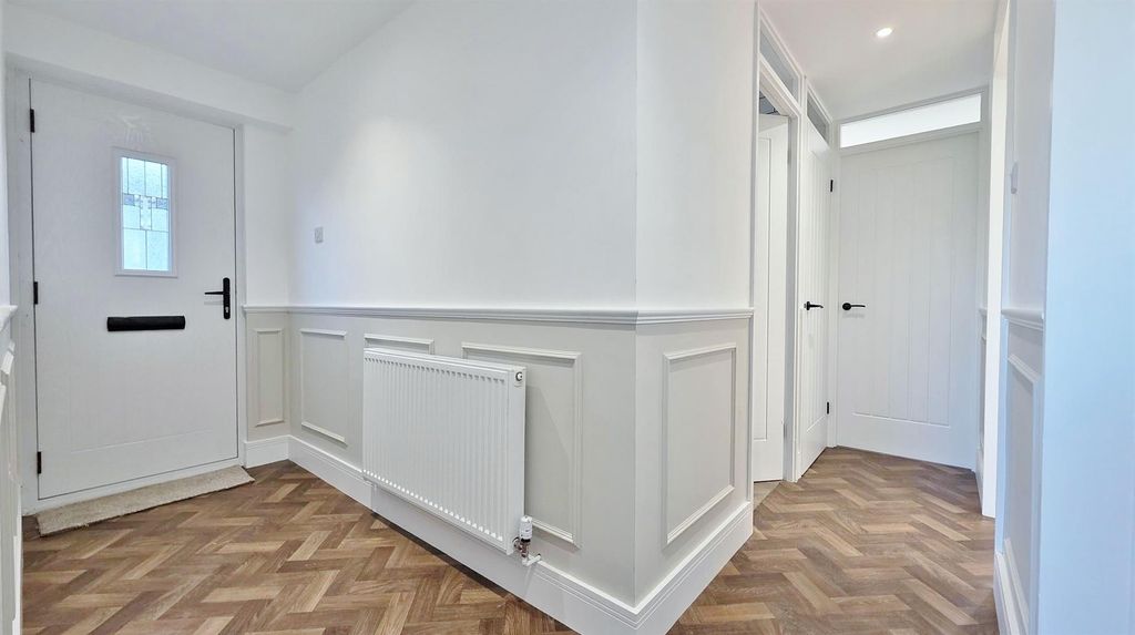 Property photo 2 of 18 Hallway