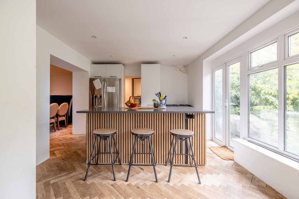 Property photo 3 of 33