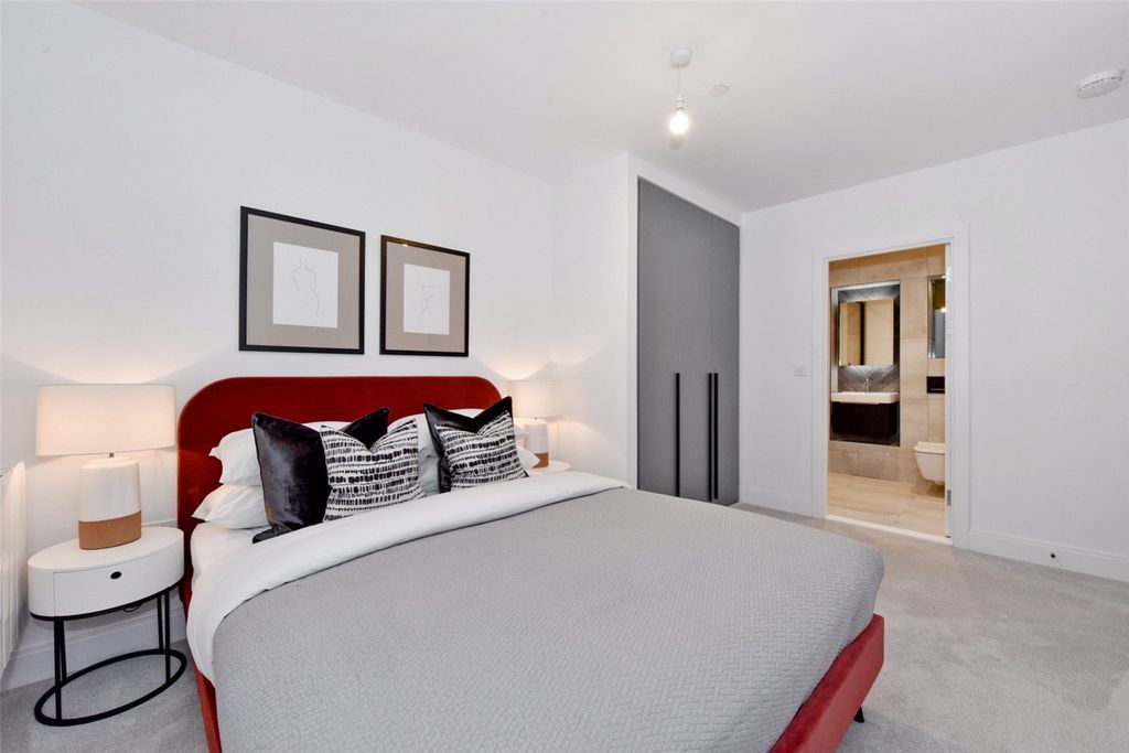 Property photo 2 of 21 Principle Bedroom
