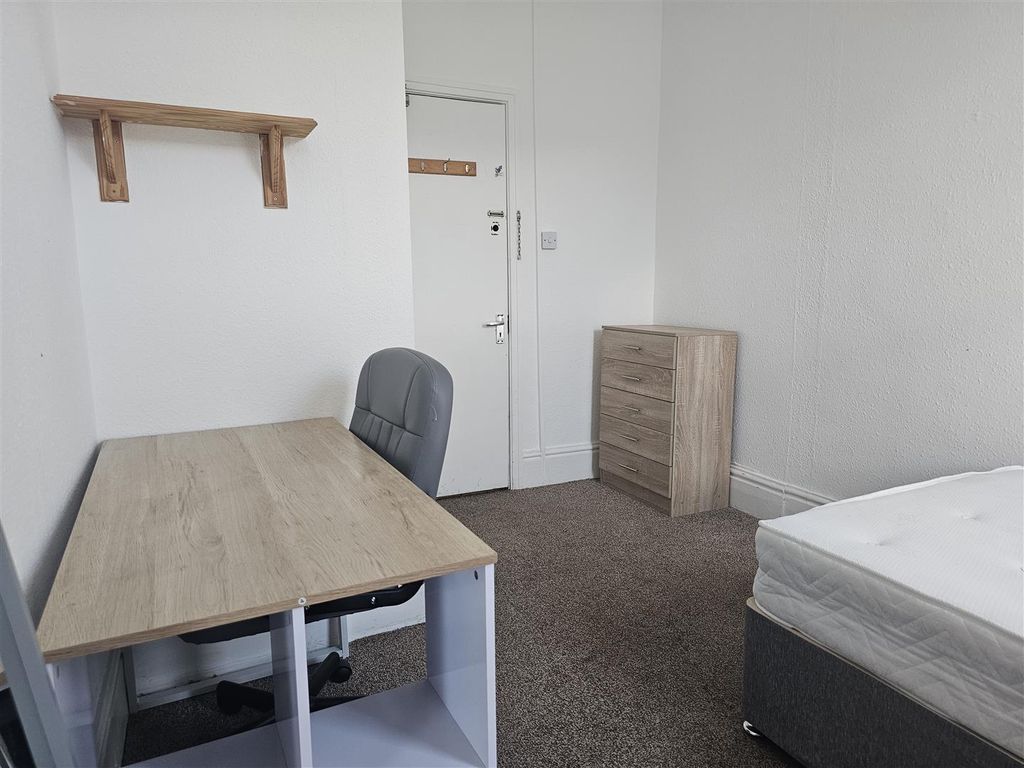 Property photo 3 of 8 10 Ash Grove Room 5 Photo 2.Jpg