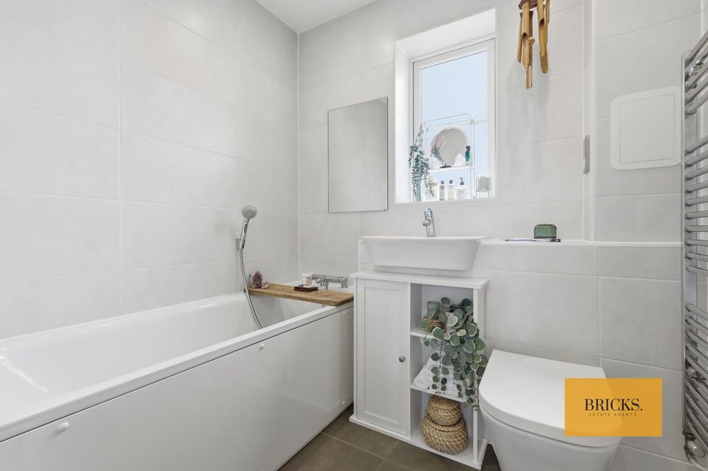 Additional image 17 of 2 bed flat for saleBuckingham Road, Epping CM16