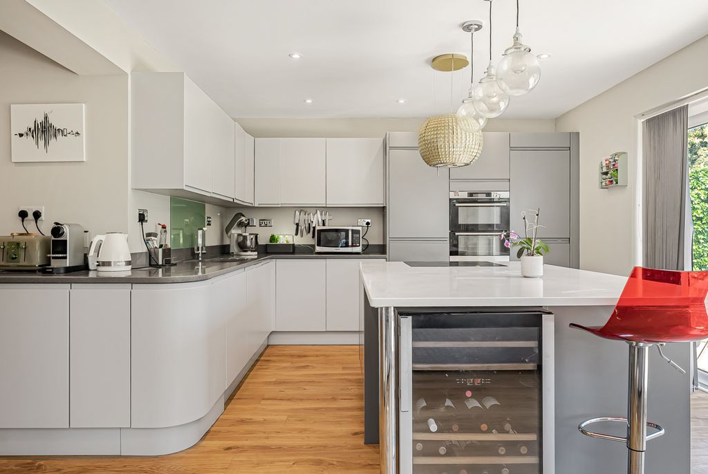 Property photo 2 of 11 Kitchen
